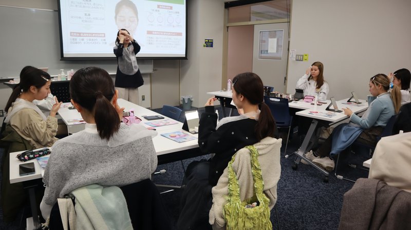 メイクアップ講座の様子