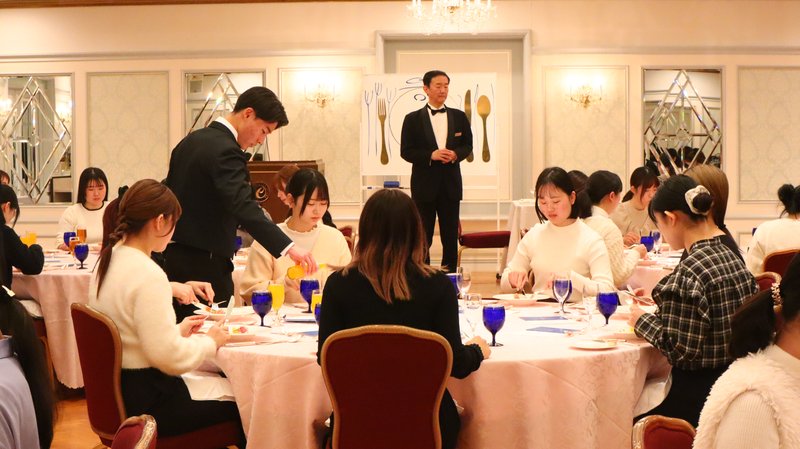 テーブルマナー講座の様子